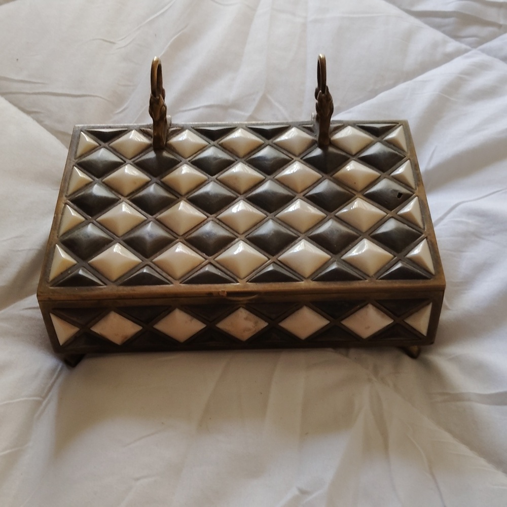 Jewelry box triangular checkered design